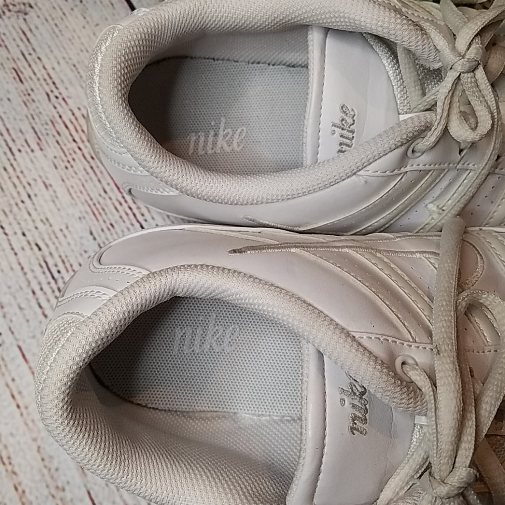 *SOLD* EUC HARDLY WORN LADIES LEATHER NIKE 6.5 - Picture 8 of 8